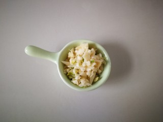 3、#懒人料理#凉拌猪舌,大蒜拍碎。