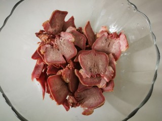 4、#懒人料理#凉拌猪舌,猪舌切片。