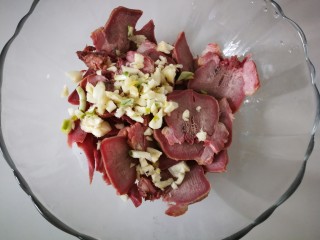 5、#懒人料理#凉拌猪舌,加入蒜末。