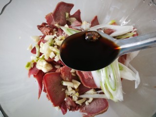 7、#懒人料理#凉拌猪舌,加一勺生抽。