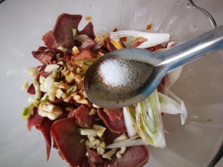 9、#懒人料理#凉拌猪舌,适量的盐。