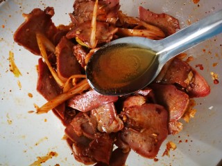 11、#懒人料理#凉拌猪舌,拌匀后，才发现忘了放芝麻油，两勺。再次拌均匀后，装盘。