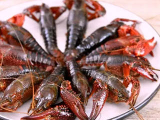 1、快手小龙虾,看着世界杯,喝着凉爽的啤酒,配着鲜美的龙虾,小龙虾洗净，去虾线、剪去虾脚 