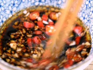 4、快手小龙虾,看着世界杯,喝着凉爽的啤酒,配着鲜美的龙虾,再加入蒜末、小米椒，搅拌均匀