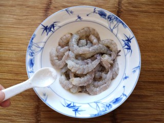 2、锦卤馄饨——《风味人间》复刻版,在虾仁中加一丢丢盐和料酒抓拌均匀腌制10分钟。