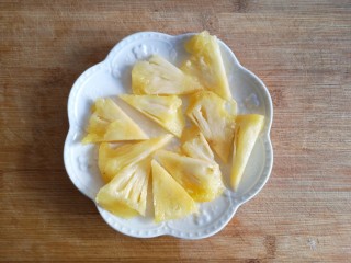 13、锦卤馄饨——《风味人间》复刻版,菠萝切片。