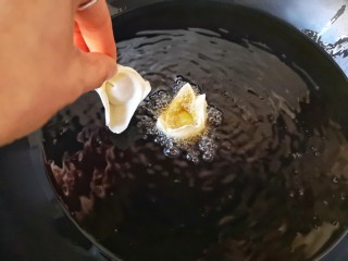 14、锦卤馄饨——《风味人间》复刻版,锅中宽油烧至5成热,下入馄饨。