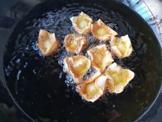 15、锦卤馄饨——《风味人间》复刻版,小火炸至外皮金黄酥脆。