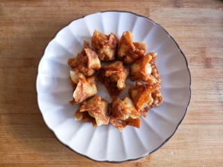 17、锦卤馄饨——《风味人间》复刻版,炸好的馄饨先摆在盘中。