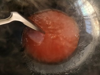 18、锦卤馄饨——《风味人间》复刻版,用山楂酱和番茄酱加少量的温水炒浇汁。