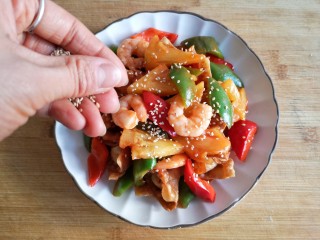 22、锦卤馄饨——《风味人间》复刻版,将裹了酱汁的食材包裹香脆的馄饨皮,撒上白芝麻。