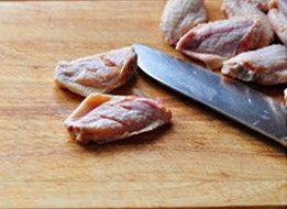 1、香酥辣鸡翅,将鸡翅中洗净，挤干水分，在鸡翅上两面各划两刀，方便入味儿