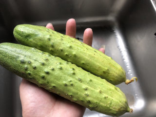 1、蒜泥黄瓜,准备两根新鲜的黄瓜，挑选嫩一点的