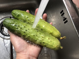 2、蒜泥黄瓜,清洗