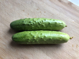 3、蒜泥黄瓜,晾干水份