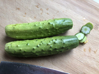 4、蒜泥黄瓜,切去头尾