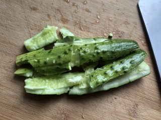 5、蒜泥黄瓜,用刀背拍散