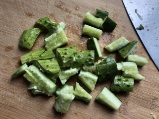 6、蒜泥黄瓜,切几刀成块状。