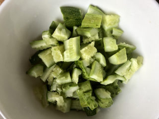 7、蒜泥黄瓜,放在碗里