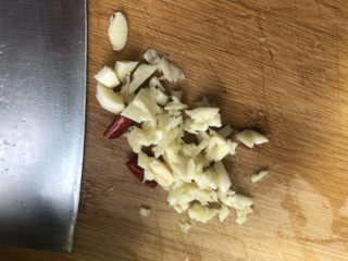 8、蒜泥黄瓜,大蒜剁成蒜泥