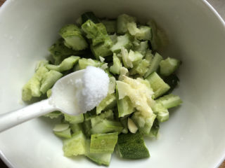 9、蒜泥黄瓜,放盐腌制一会