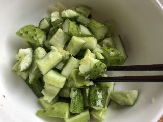 10、蒜泥黄瓜,腌制一会杀水，多余的水分可以倒掉
