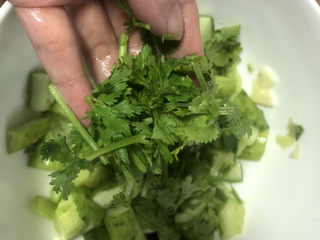 11、蒜泥黄瓜,放点香菜，不喜欢的可以忽略