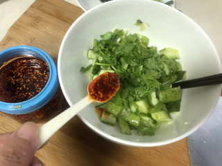 12、蒜泥黄瓜,放辣椒油