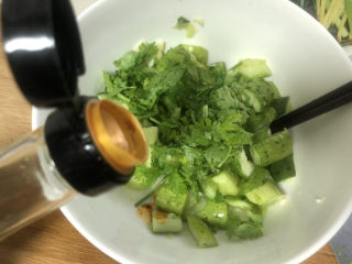 13、蒜泥黄瓜,生抽，糖