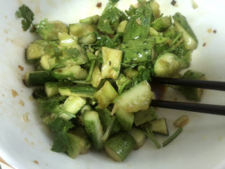 14、蒜泥黄瓜,拌匀入味。