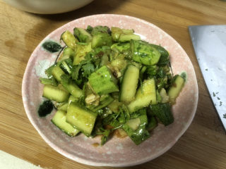 15、蒜泥黄瓜,最后淋上适量麻油。