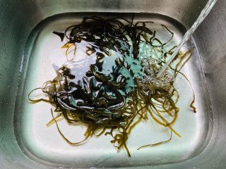 1、香辣海带丝,海带丝清洗干净浸泡片刻