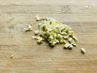 3、香辣海带丝,蒜头去皮切碎