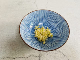 4、香辣海带丝,放入碗中