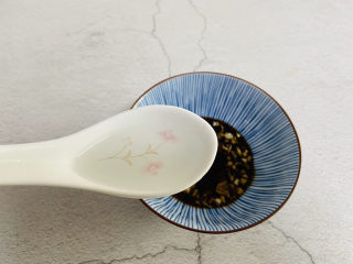 10、香辣海带丝,加入适量的凉开水