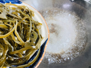 12、香辣海带丝,锅中加入饮用水大火烧开放入海带丝