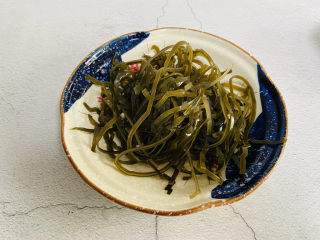 15、香辣海带丝,放入盘中