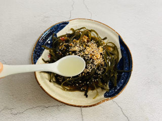 18、香辣海带丝,一勺香油搅拌均匀