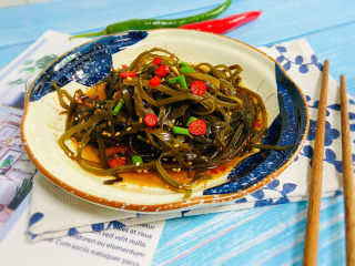 19、香辣海带丝,撒上葱花、小米辣点缀即可