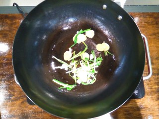 2、养颜鸡汤,葱，姜，蒜用锅煸炒一下，炒出香味即可备用