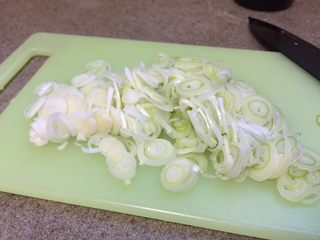 1、浅草鸡肝丼,大葱，取葱白，切薄片。能多薄就多薄。小七没有刀功，切成这样。