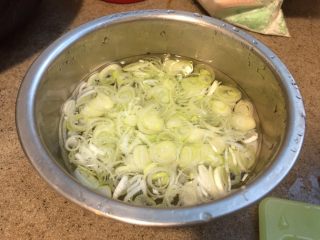 2、浅草鸡肝丼,葱花加冷水，浸泡15分钟。