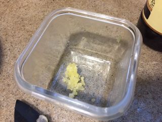 3、浅草鸡肝丼,一小瓣蒜，捣成蒜泥。