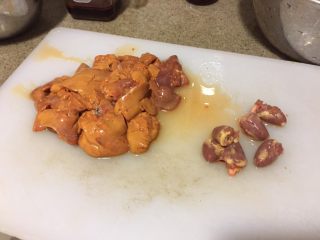 10、浅草鸡肝丼,买回来的鸡肝和鸡心加水浸泡半小时，去掉大部分血水。然后摘掉黄色的鸡油，去干净筋，和血管。再用水冲洗干净，到水几乎清澈。