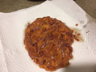 13、浅草鸡肝丼,切好的鸡肝鸡心再用水冲洗一次血水之后，用吸水纸轻轻的吸干水分，不要挤压。