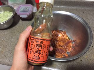 14、浅草鸡肝丼,吸干水分的鸡肝鸡心中，加2茶匙芝麻油，抓匀。