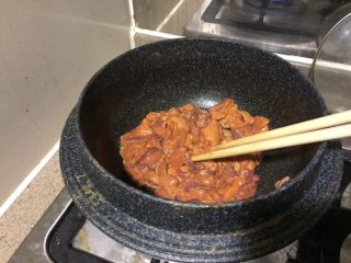 16、浅草鸡肝丼,热锅，抹一层油，放入鸡肝鸡心，快速滑炒。