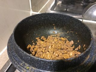 18、浅草鸡肝丼,关火，沥干炒出来的水，再重新开火，放回锅里。