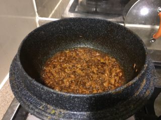 19、浅草鸡肝丼,加入酱汁，快速滑炒15秒，关火。