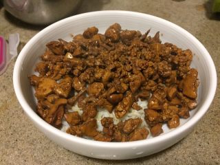 20、浅草鸡肝丼,炒好的鸡肝鸡心连汤汁，浇在煮好的沥干水分的面上，或者白饭上。